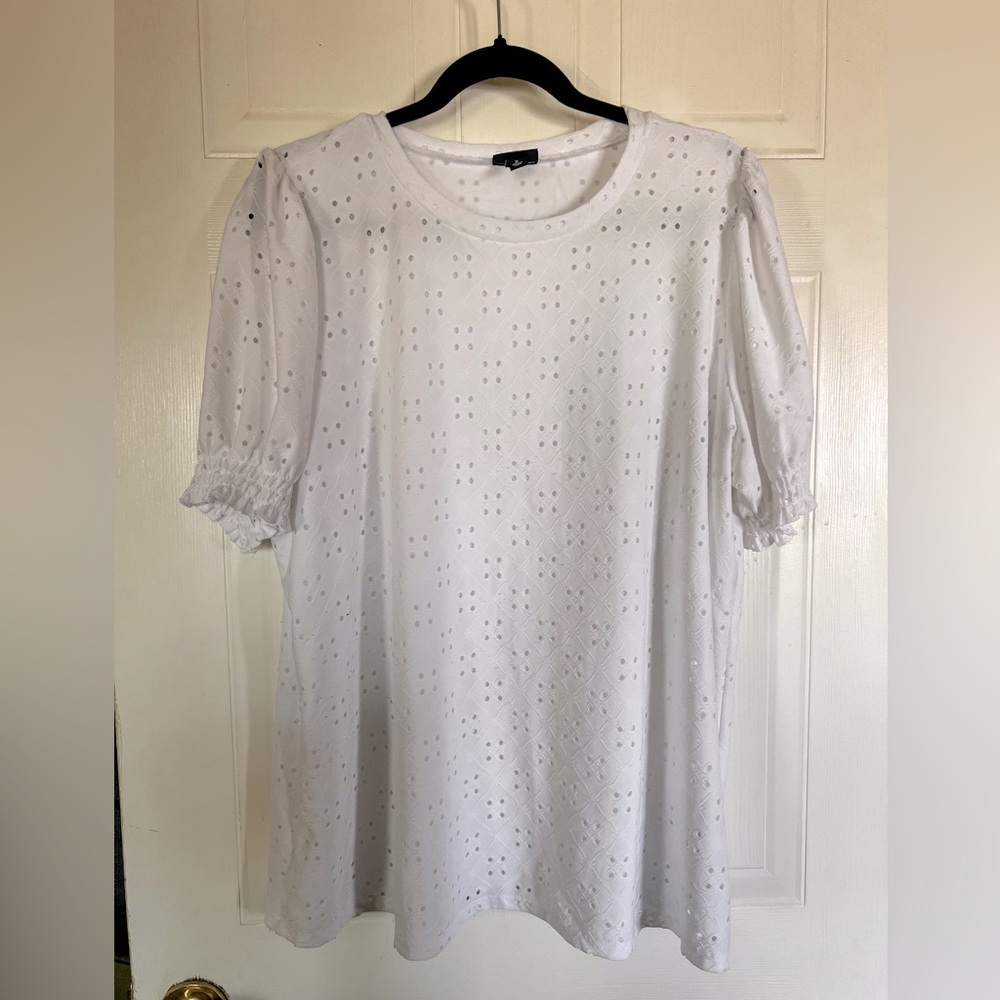 Torrid size 2 (XXL,18), white eyelet jersey crew puff sleeve Tee